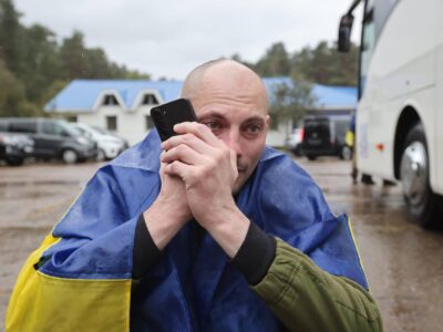 «Очі, які бачили пекло»: Міністр оборони показав фото перших хвилин після звільнення українських полонених  
