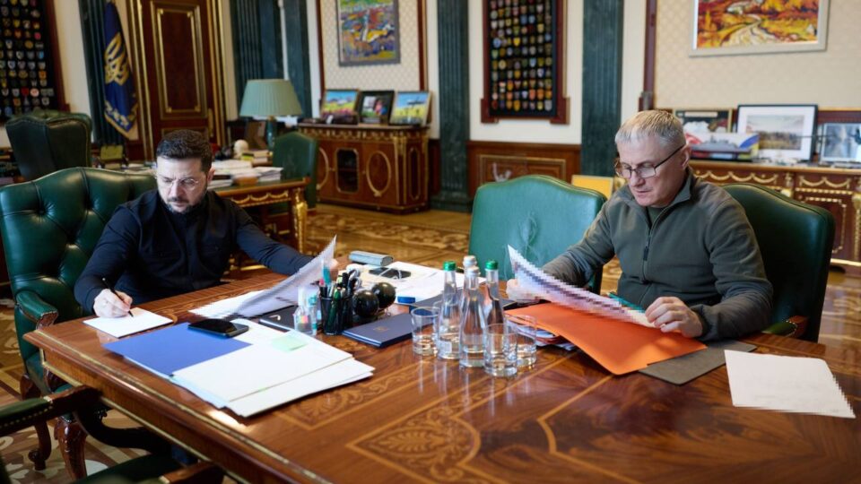 «Це абсолютно реально припинити» — Президент заслухав доповідь керівника СЗР щодо тіньового флоту рф  