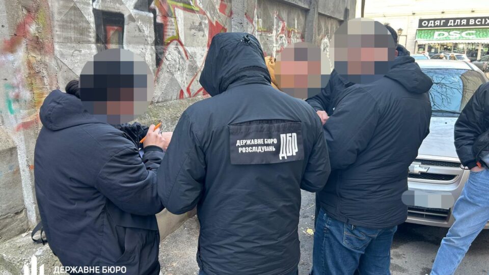 В Одесі викрили схему «непридатності»: група посадовців за гроші звільняла чоловіків від служби  