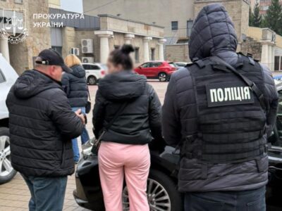 За $18 тисяч обіцяла покласти до лікарні та зняти з обліку: у Києві затримано «бізнес-вумен»  