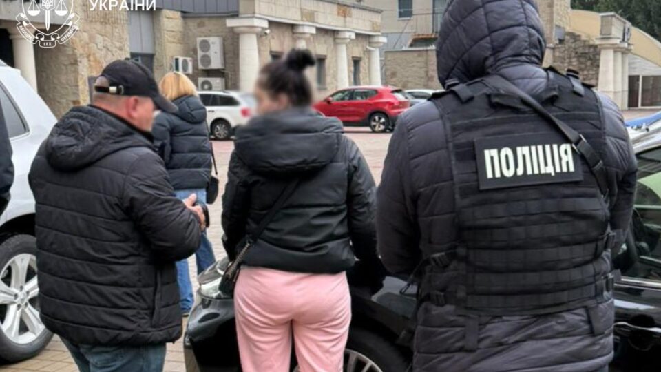 За $18 тисяч обіцяла покласти до лікарні та зняти з обліку: у Києві затримано «бізнес-вумен»  