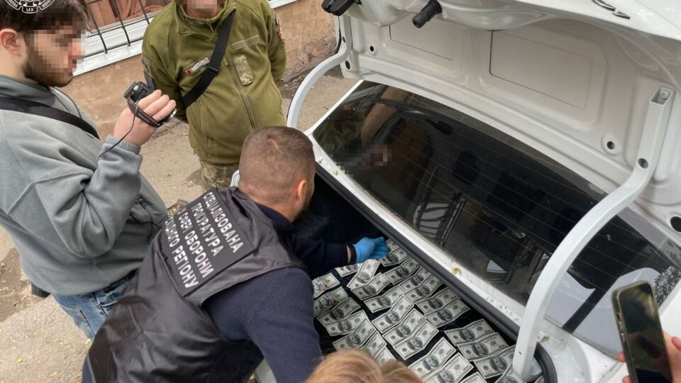 Зняття з обліку за долларове «дякую»: на Дніпропетровщині повідомили про підозру працівнику ТЦК  
