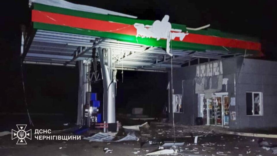 На Чернігівщині росіяни атакували АЗС, енергообʼєкт та житлові будинки  