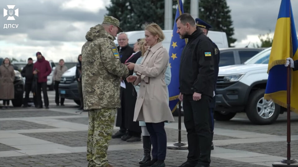40 автомобілів для прикордонників: Кая Каллас передала нову техніку під час візиту до України  