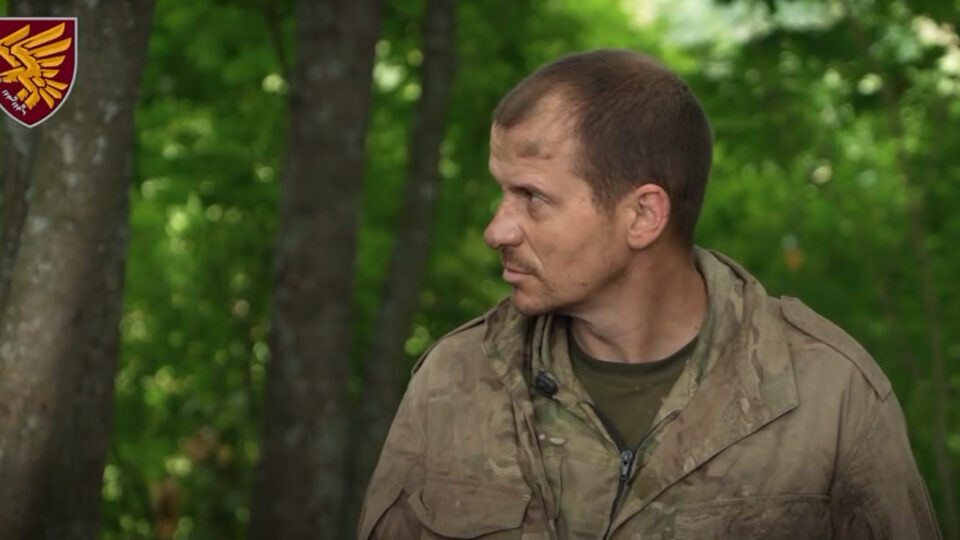 «Ти теж колись ловив злочинців. А тепер сам серед них»: розмова десантника з полоненим росіянином  