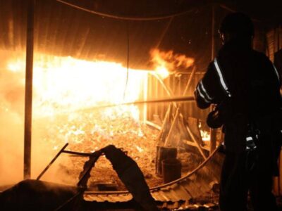 На Чернігівщині ворог атакував вночі логістичний об’єкт та багатоквартирний будинок  