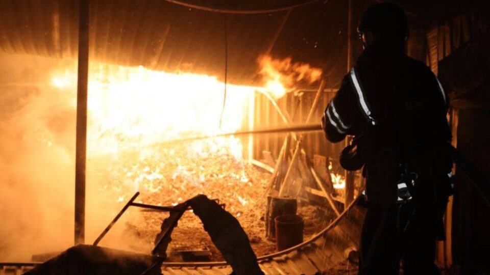 На Чернігівщині ворог атакував вночі логістичний об’єкт та багатоквартирний будинок  