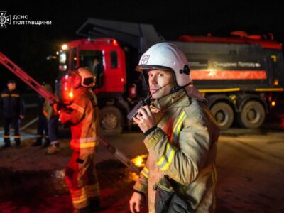 Нічна атака рф по Полтаві — рятувальники боролися з пожежею на складі підприємства  