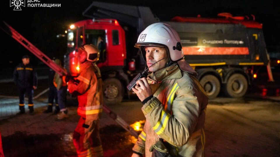 Нічна атака рф по Полтаві — рятувальники боролися з пожежею на складі підприємства  