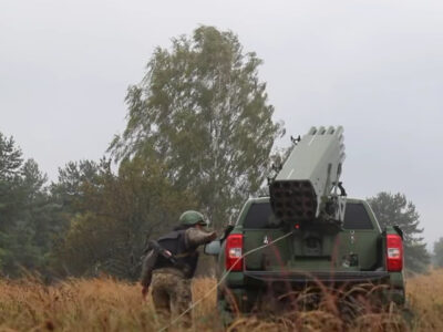 «Коли працює „Сівалка ВМ-8“ — пізно тікати»: вогнеметники показали, як випалюють позиції ворога  
