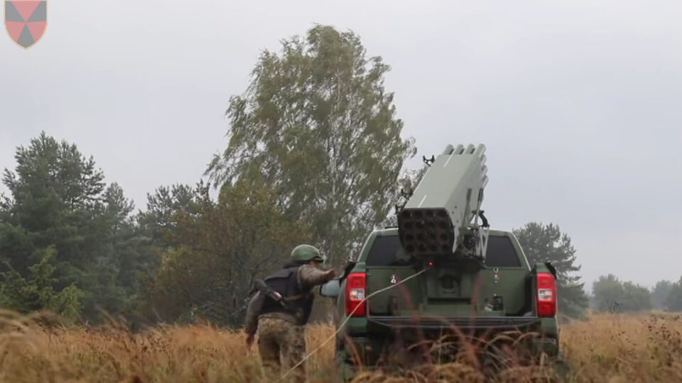 «Коли працює „Сівалка ВМ-8“ — пізно тікати»: вогнеметники показали, як випалюють позиції ворога  