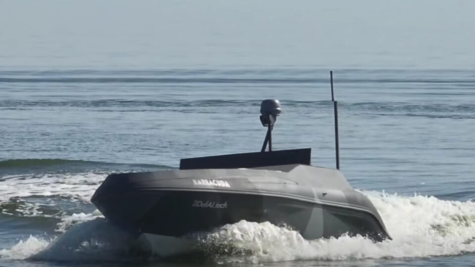 Тактика «матки»: морський дрон «Barracuda» доставив FPV-камікадзе для удару по човну рф  