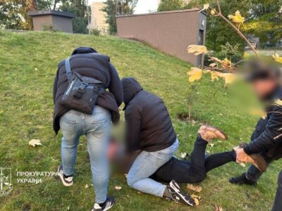 Обіцяв працевлаштувати до військового інституту за $10 тисяч: експоліцейському повідомлено про підозру