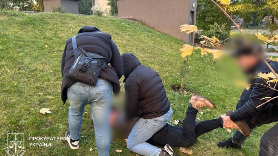 Обіцяв працевлаштувати до військового інституту за $10 тисяч: експоліцейському повідомлено про підозру  