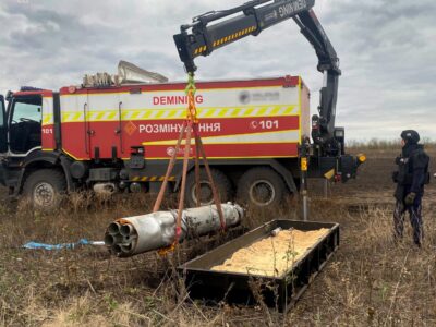 На Харківщині в полі знайшли тубус із нерозірваними авіаційними ракетами