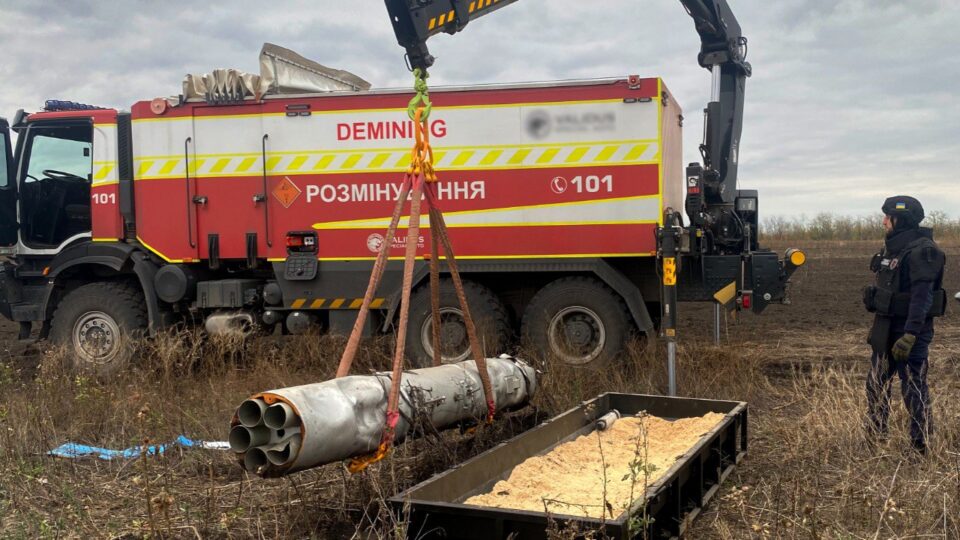 На Харківщині в полі знайшли тубус із нерозірваними авіаційними ракетами  