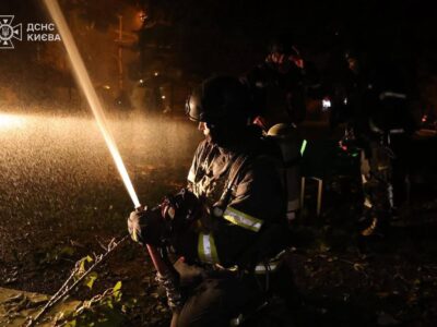Рятувальники ліквідовують наслідки нічного удару по Києву  