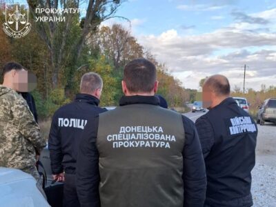 Вимагав хабар за переведення та нарахування виплат: про підозру повідомили офіцеру