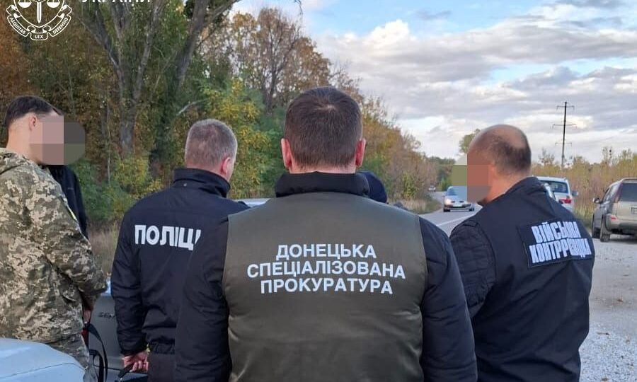 Вимагав хабар за переведення та нарахування виплат: про підозру повідомили офіцеру  
