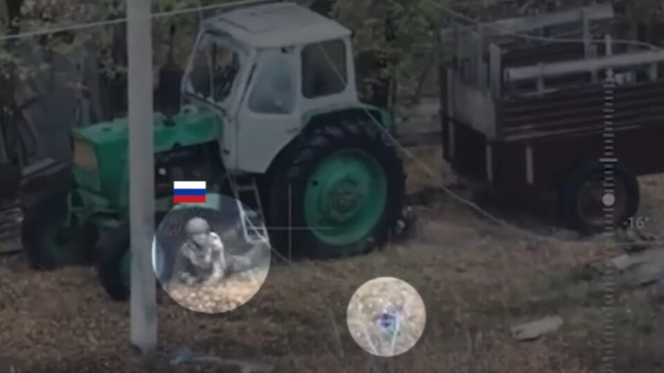 «Каска злетіла — слідом і власник»: 105-та бригада показала, як окупант рукою ловив FPV-дрон  