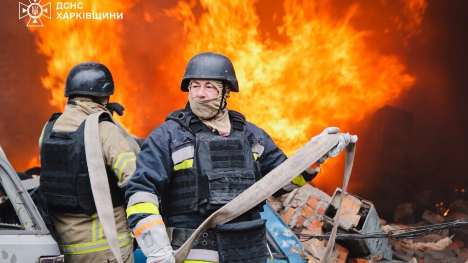 Удар КАБами по Харкову: 8 людей постраждали, горить автотранспортне підприємство  