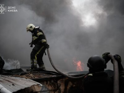 Кількість загиблих у Києві внаслідок атаки зросла до двох  