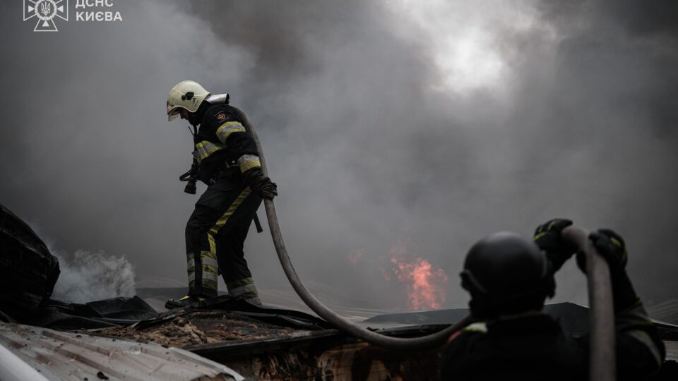 Кількість загиблих у Києві внаслідок атаки зросла до двох