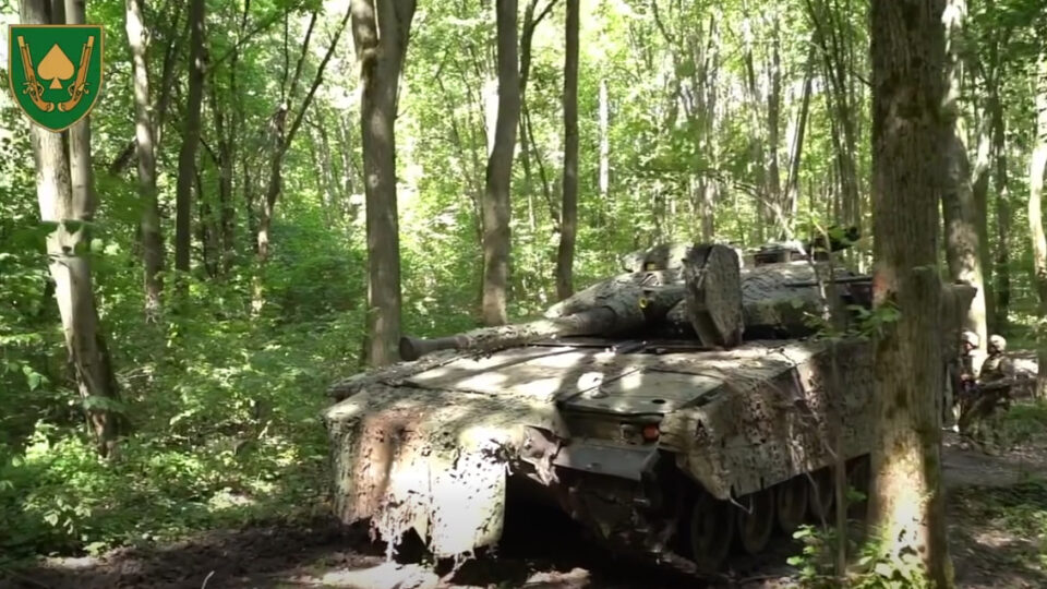«Спокійна, але смертельна»: як CV90 витримує п’ять FPV-влучань і продовжує «розбирати» ворога