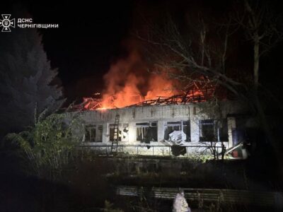 Окупанти били по Чернігівщині: виникли пожежі, врятовано жінку  