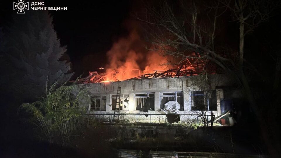 Окупанти били по Чернігівщині: виникли пожежі, врятовано жінку