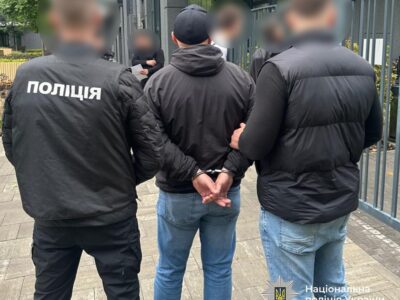 Затримали чоловіка, який пропонував військовому переведення на тилову посаду за $15 000  