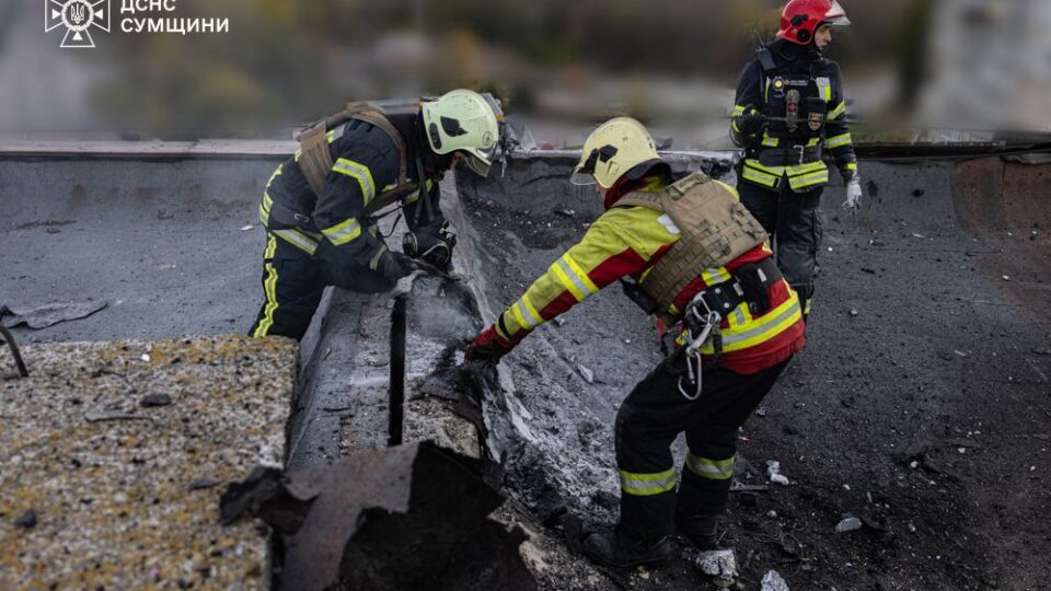 Росія вдарила по багатоповерхівці в Сумах