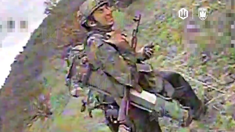 Український FPV влучив окупанту прямо у гранатомет, спровокувавши видовищний феєрверк
