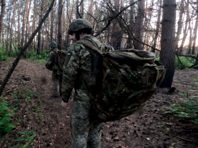 Пішки та під обстрілами — «Форпост» показав, наскільки ризиковано доставляти вантажі на позиції  