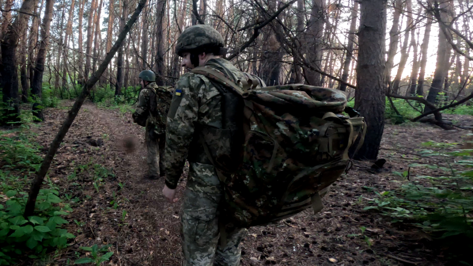 Пішки та під обстрілами — «Форпост» показав, наскільки ризиковано доставляти вантажі на позиції  