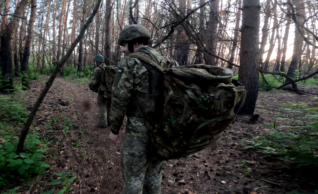 Пішки та під обстрілами — «Форпост» показав, наскільки ризиковано доставляти вантажі на позиції