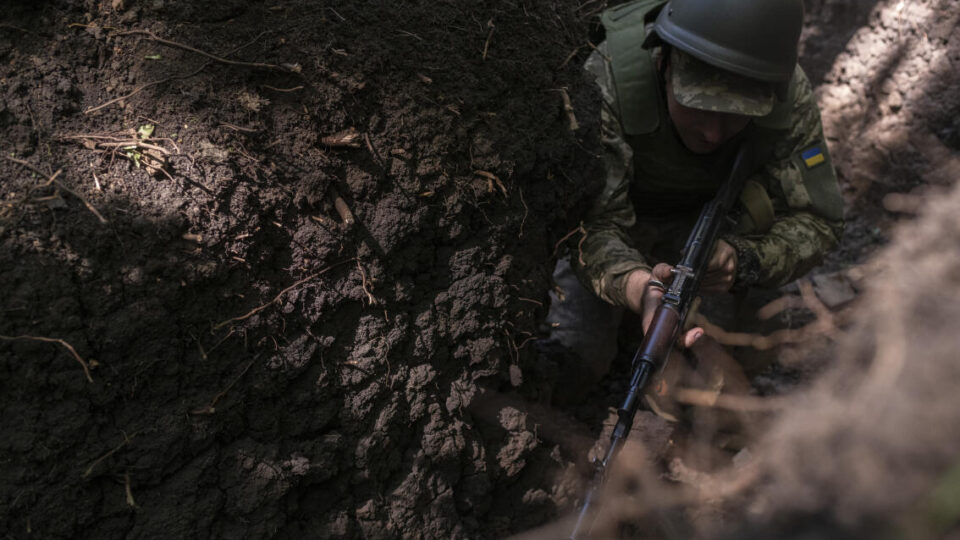 «Аналізує втрати, змінює тактику» — поблизу Покровська ворог б’є баражуючими боєприпасами та атакує піхотою  