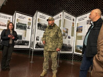 В метро Києва — історія ЗСУ: на «Площі Українських героїв» стартував новий виставковий проєкт  