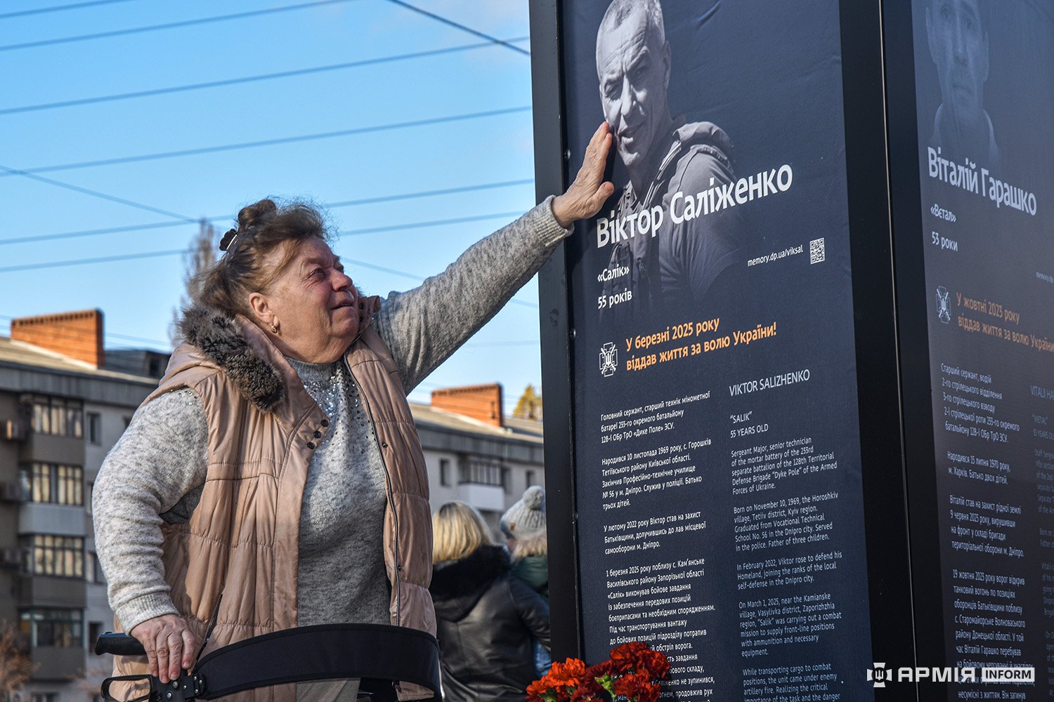 Вуличну експозицію пам’яті загиблих Захисників України відкрили в Індустріальному районі Дніпра. Це 12 меморіальних конструкцій, на яких представлено 36 історій загиблих захисників.
