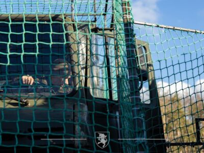 Небо «в кліточку» рятує від дронів — наші логістики обшивають свої машини захистом  