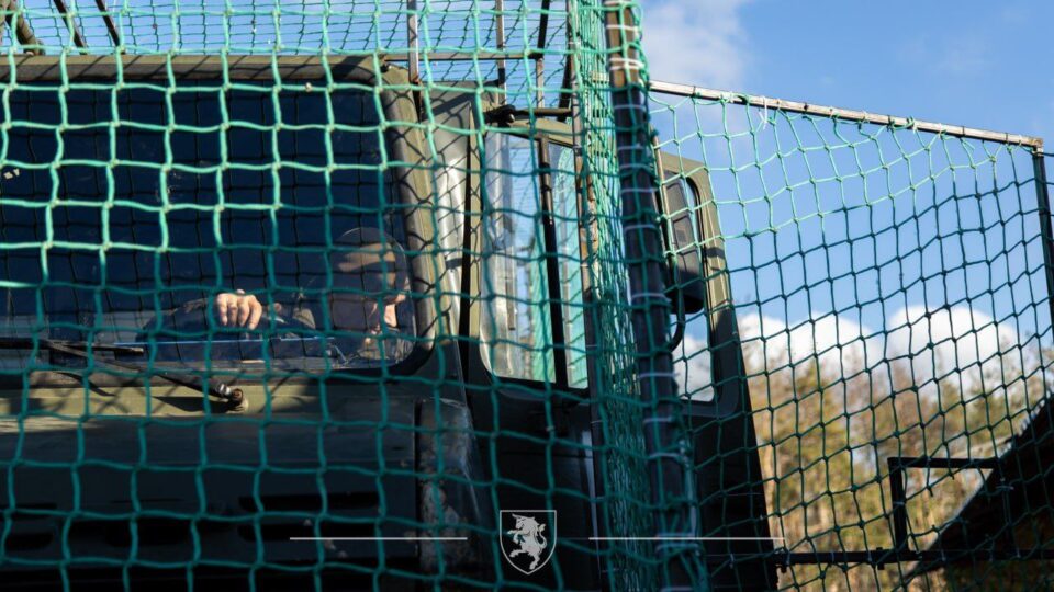 Небо «в кліточку» рятує від дронів — наші логістики обшивають свої машини захистом  