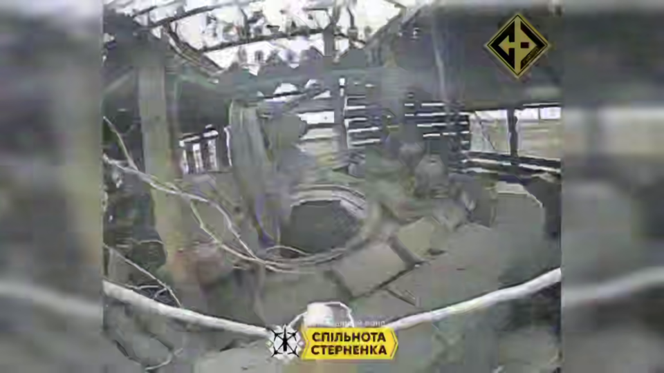 Наш дрон залетів у люк російському танку  