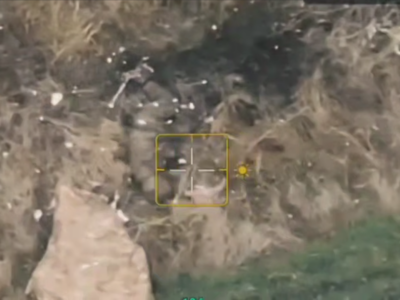 Плащ став плащаницею — окупант ховався від нашого дрона, але не врятувався  