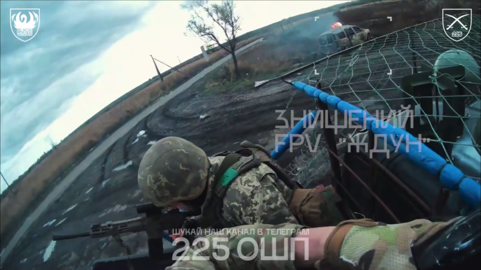 Відбилися від двох дронів — наші бійці доставили боєприпаси на передову  