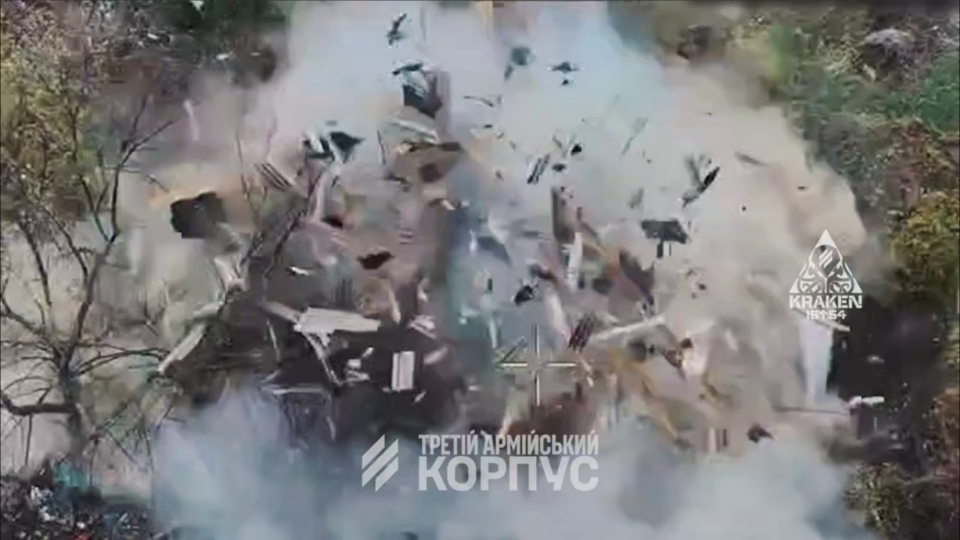 Окупантів знесли разом зі стінами — наші пілоти зайнялися ландшафтним дизайном  