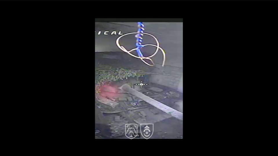 Знайшли та знешкодили — російський танк стріляв з укриття і там і згорів  