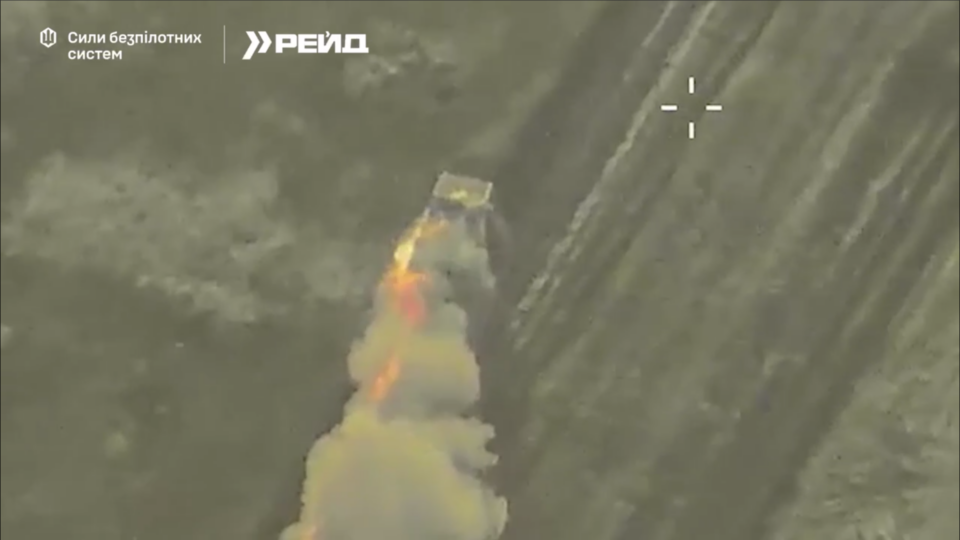 Беззахисний, як кабріолет, а палає, як бензовоз — знищили ще одне диво російського автопрому  