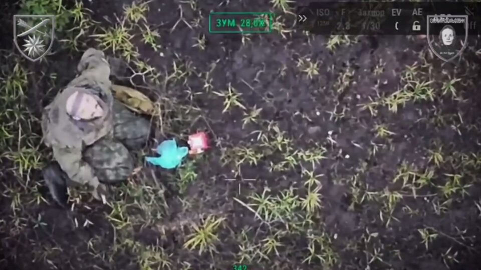 «Зумів здивувати» — окупант спантеличив «Онуків Адольфівни» своїм дивним ритуалом з гранатою  