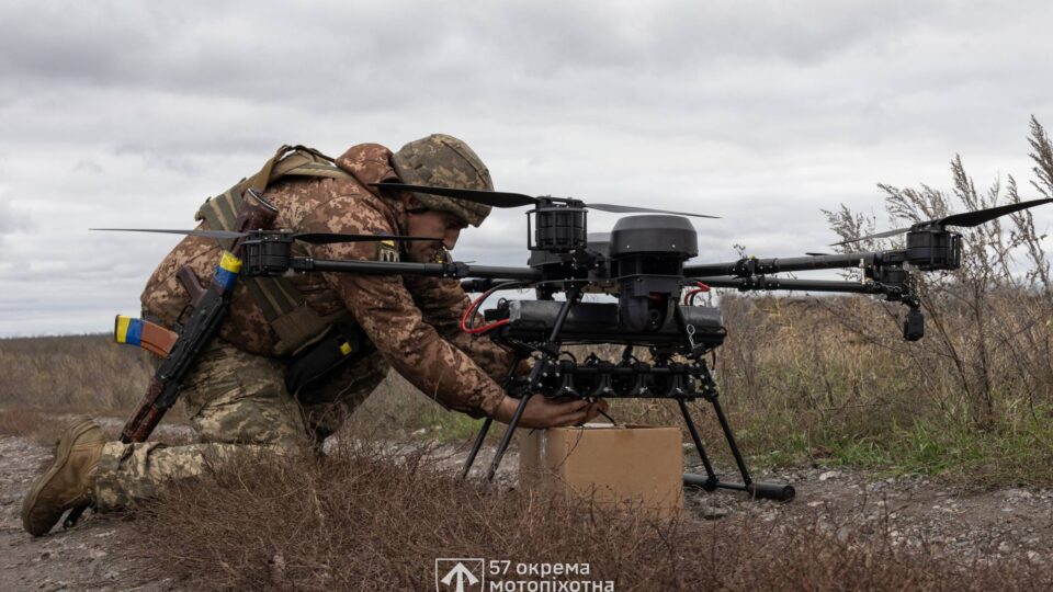 Повітряна логістика — на Вовчанському напрямку бомбери забезпечують наші передові позиції  