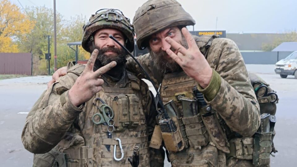 Бійців ЗСУ, які тримали оборону 165 діб поспіль, нагородили «Хрестом бойових заслуг»  